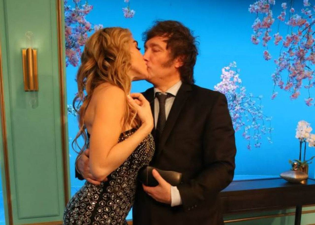 El beso de Fátima Florez y Javier Milei. Foto: Gentileza Movilpress.
