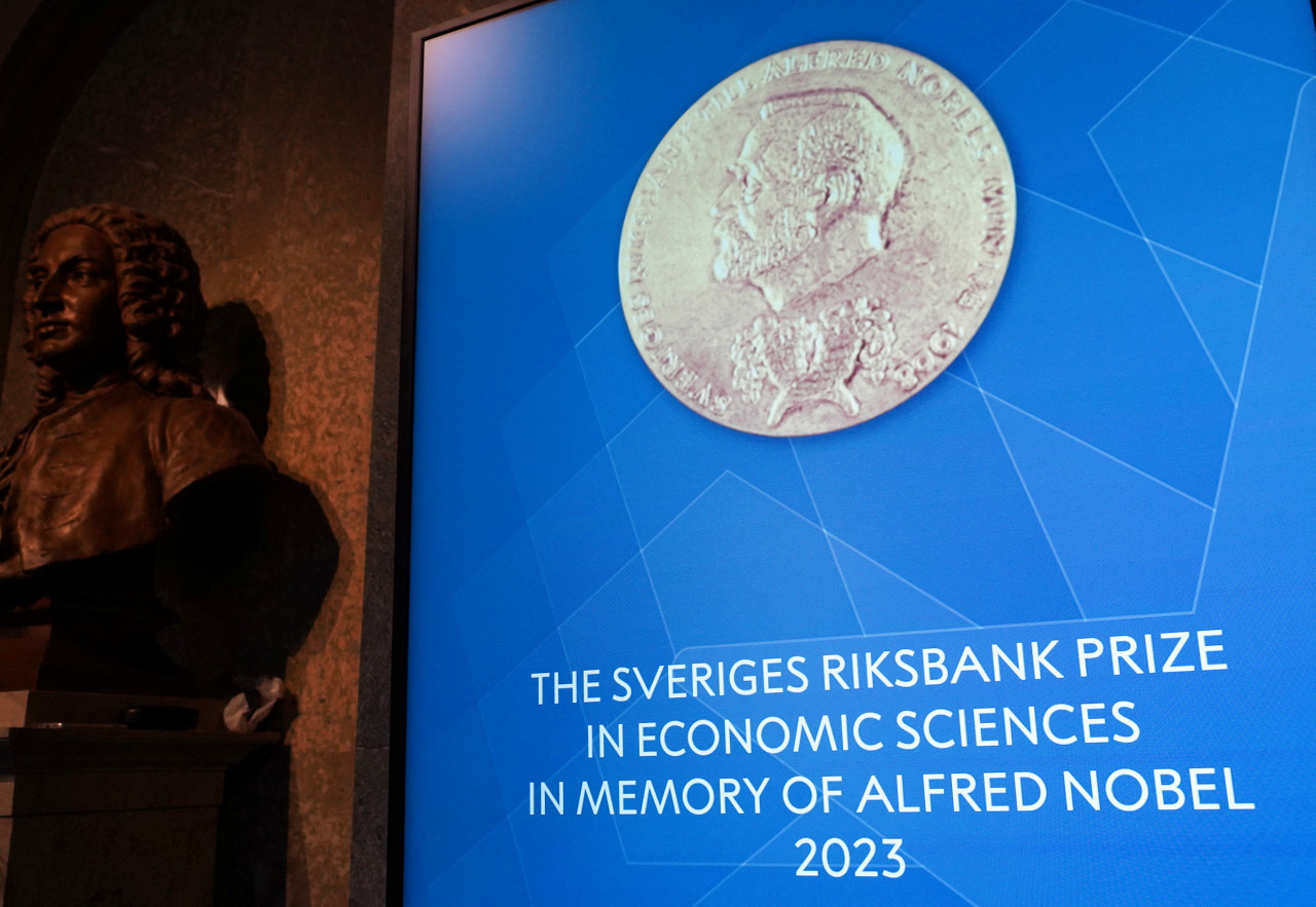 Vista de una pantalla dentro de la Real Academia Sueca de Ciencias, donde se anunció el Premio Nobel de Economía en Estocolmo, Suecia. Foto: Reuters.