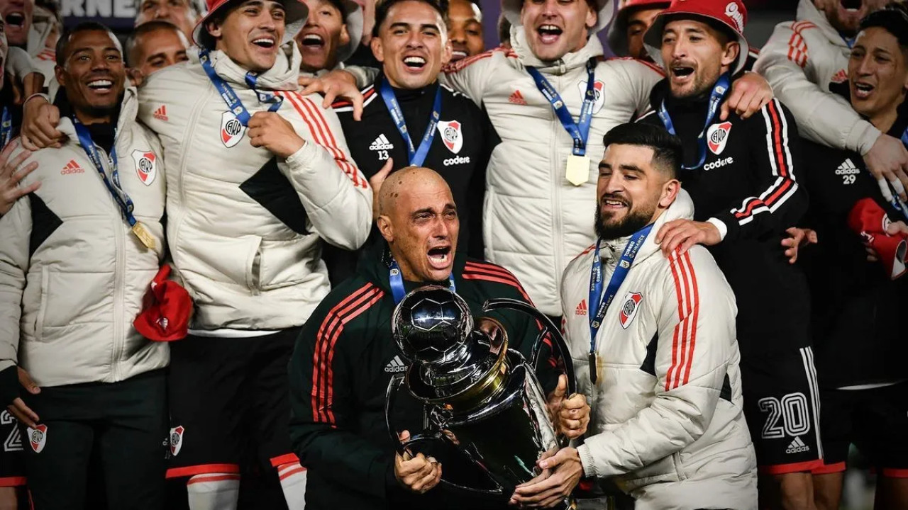 Diego Riberi y Elías Gómez habían levantado el trofeo de la Liga Profesional 2023. Foto: X @RiverPlate.