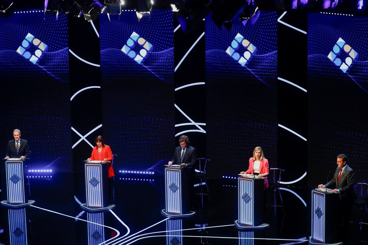 Los cinco candidatos en el segundo debate presidencial. Foto: NA.