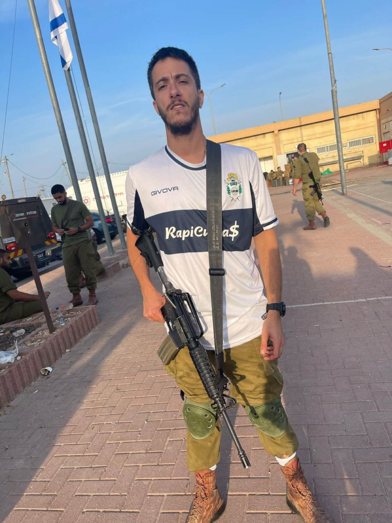 Natán De Leo, con un arma y la camiseta de Gimnasia.