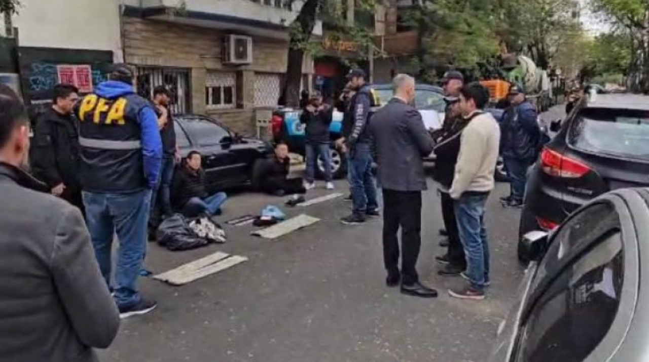Detención de ciudadanos chinos en Belgrano. Foto: captura video
