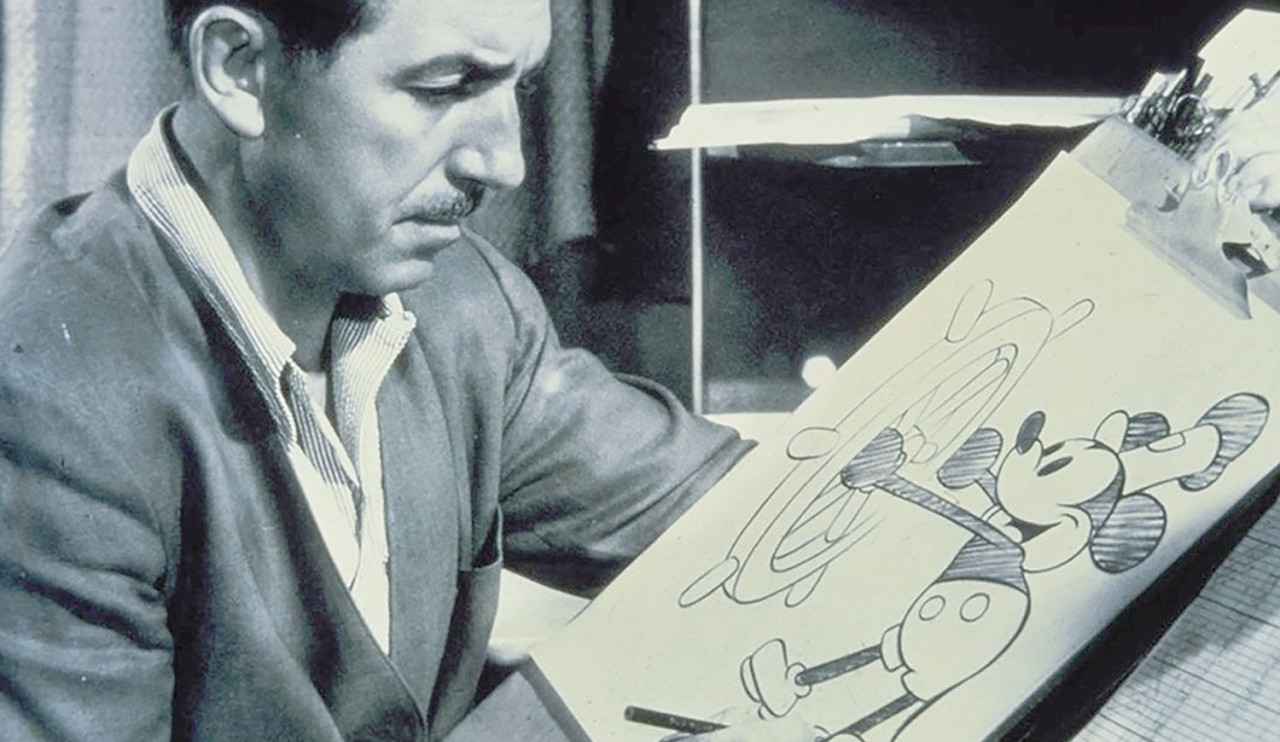 Walt Disney y un boceto de Mickey Mouse. Foto: Archivo.