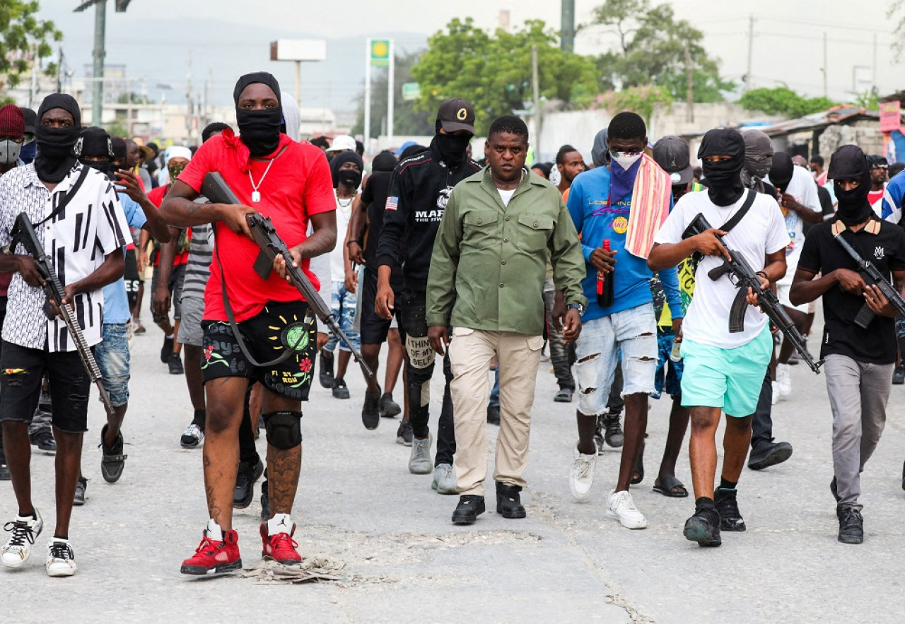 Jimmy Cherizier, encabeza una marcha contra Ariel Henry en Puerto Príncipe, Haití. Foto: Reuters.