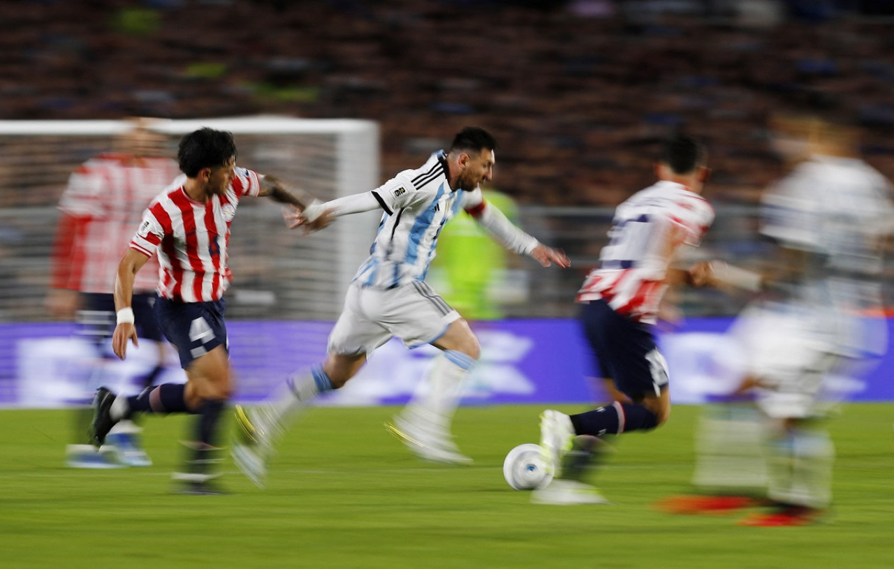 Lionel Messi en acción contra Paraguay. Foto: Reuters.