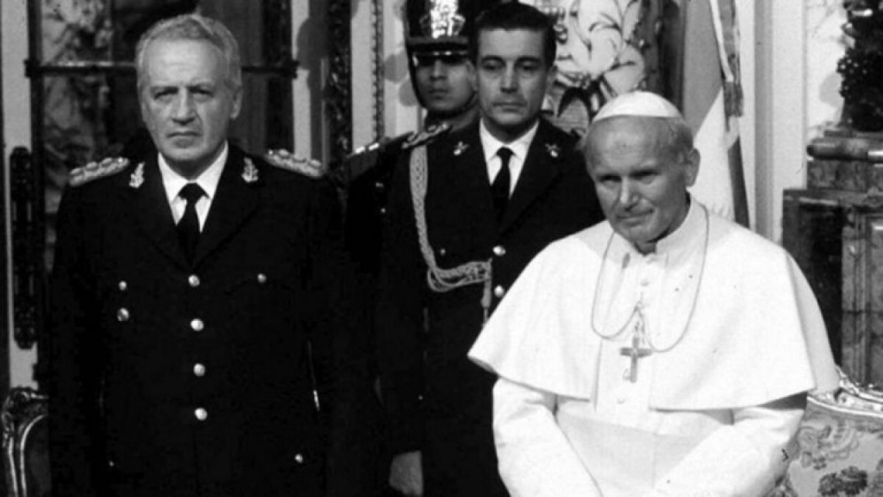Juan Pablo II y Galtieri. Foto: NA.