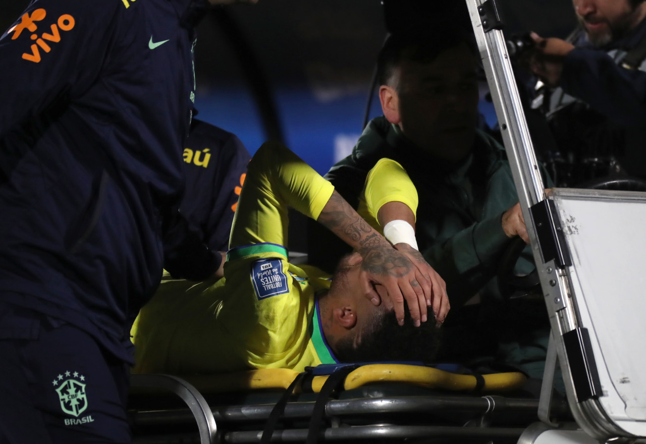 Lesión de Neymar en Brasil. Foto: EFE.