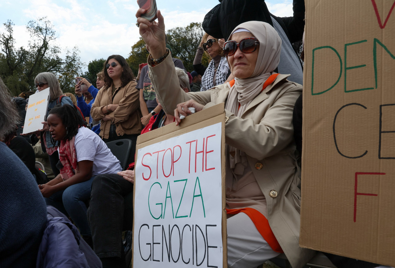 Carteles piden por el cese al "genocidio" en Gaza. Foto: Reuters