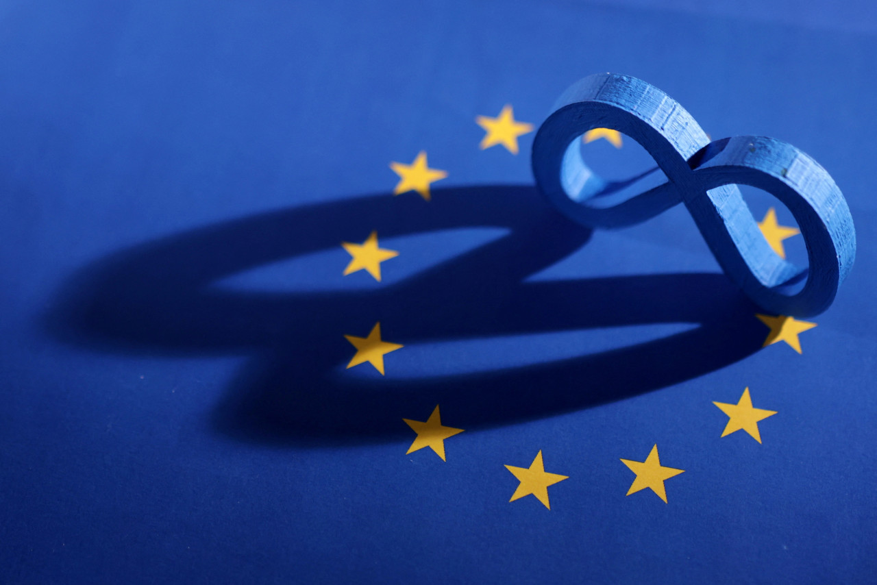 La bandera de la UE y el logo de Meta. Foto: Reuters