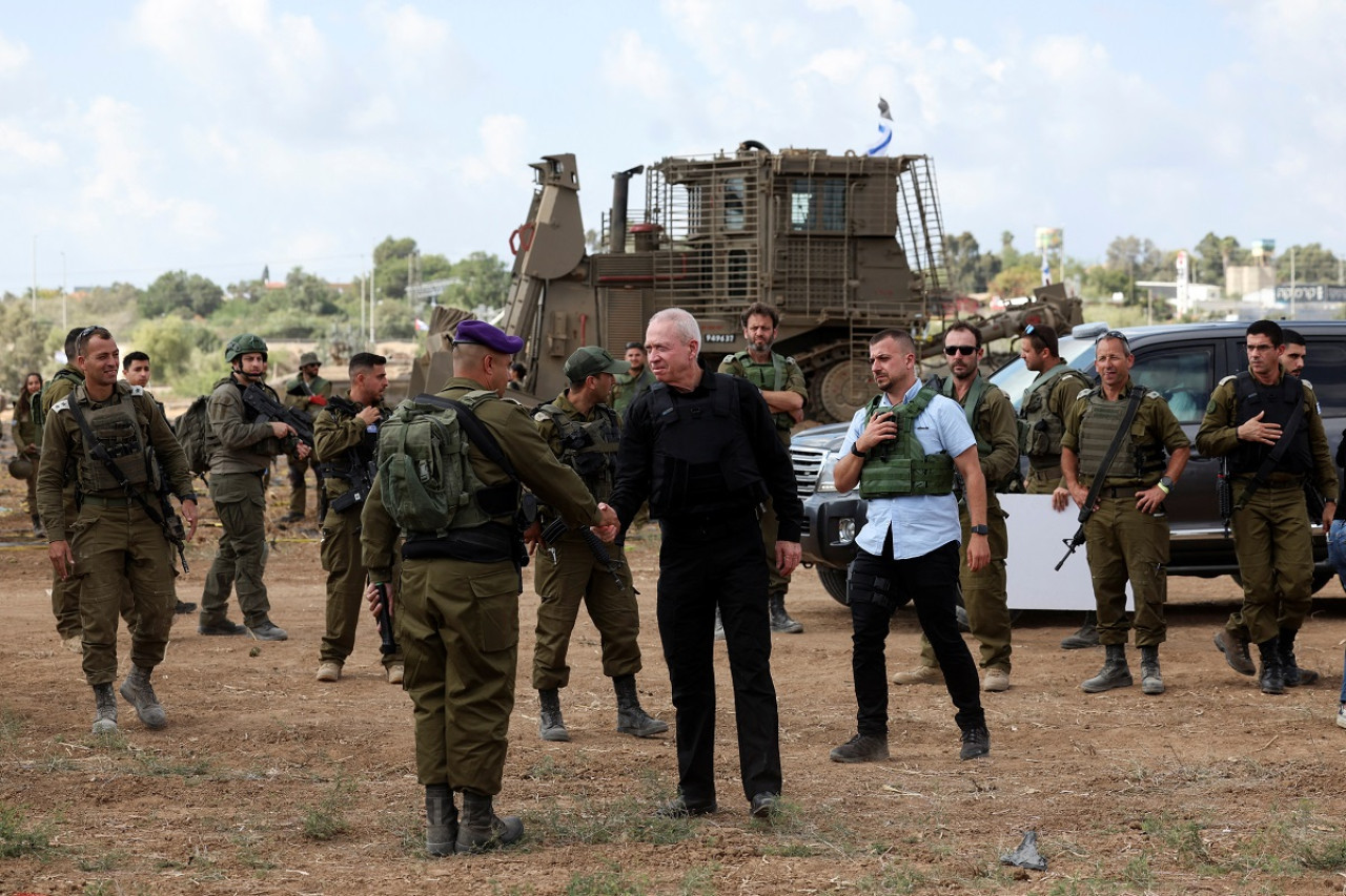 Yoav Gallant visitó a militares del Ejército israelí. Foto: Reuters.