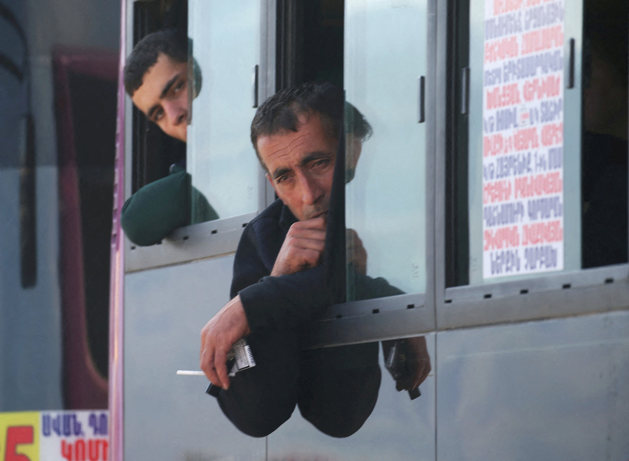 Ciudadanos armenios se retiran de Nagorno Karabaj. Foto: Reuters.
