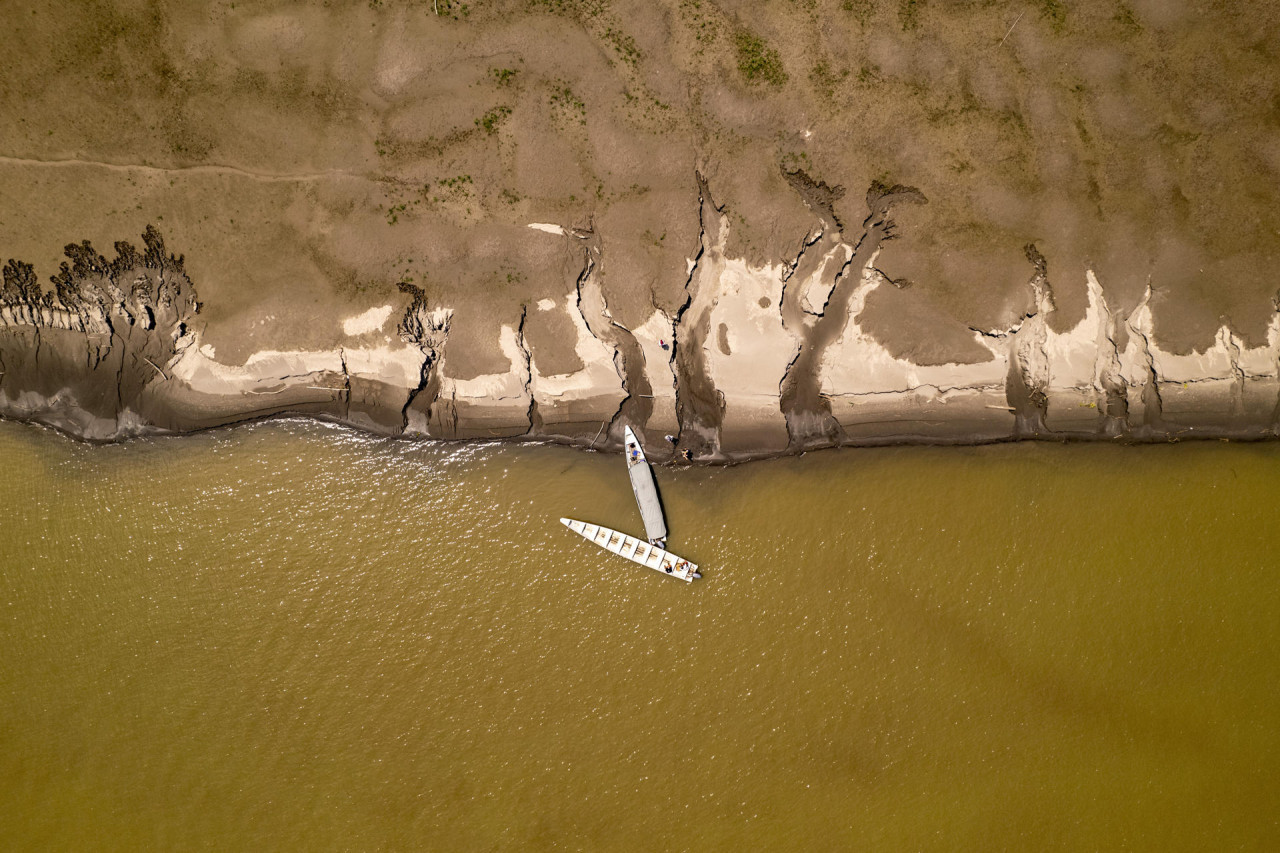 Las agrietadas playas en mitad del río Amazonas, causadas por la sequía. Foto EFE.