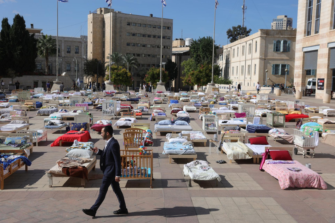 Manifestación con camas en Jerusalén para exigir liberación de rehenes. Foto: EFE.