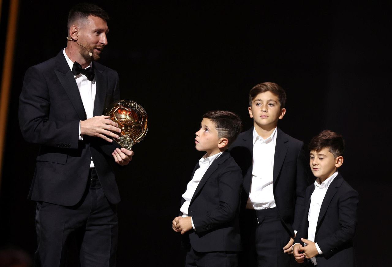 Lionel Messi junto a sus tres hijos en la ceremonia del Balón de Oro 2023. Foto: EFE.