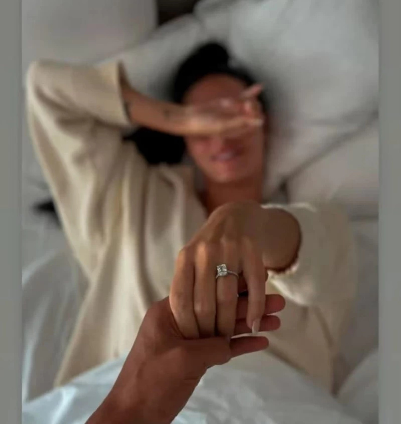 El anillo que le regaló Dybala a Sabatini. Foto: Instagram.