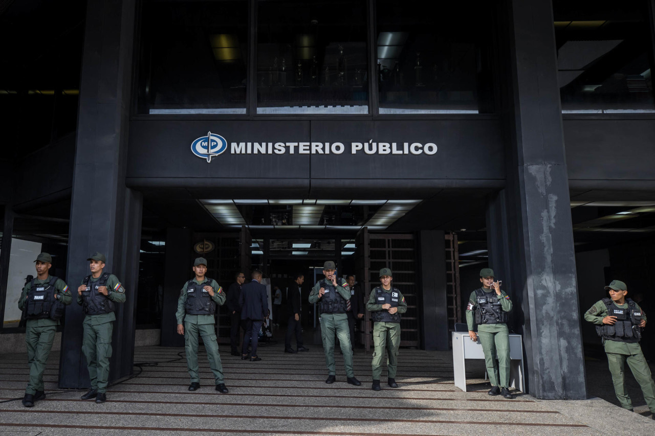 Militares en la entrada del Ministerio Público en Caracas. Foto: EFE
