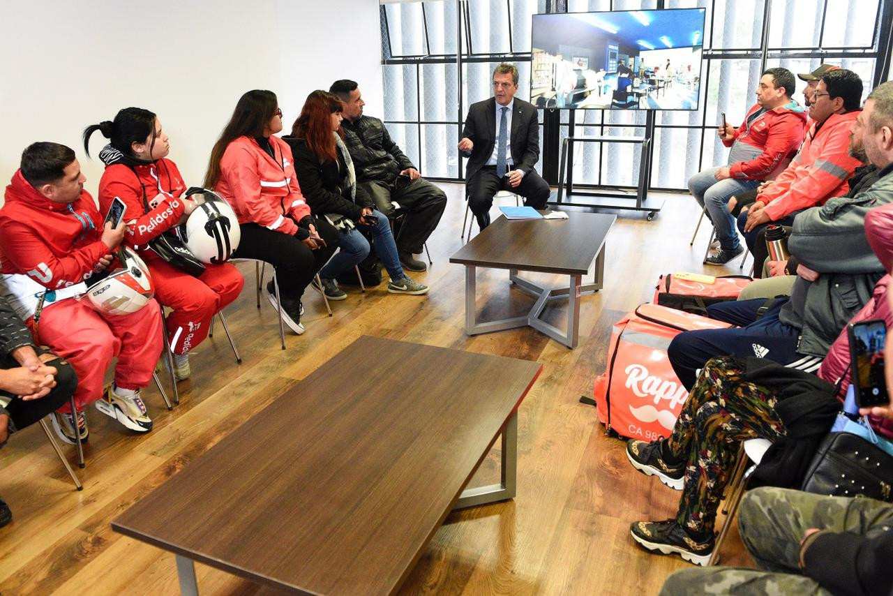 Sergio Massa se reunión con trabajadores de plataformas de delivery
