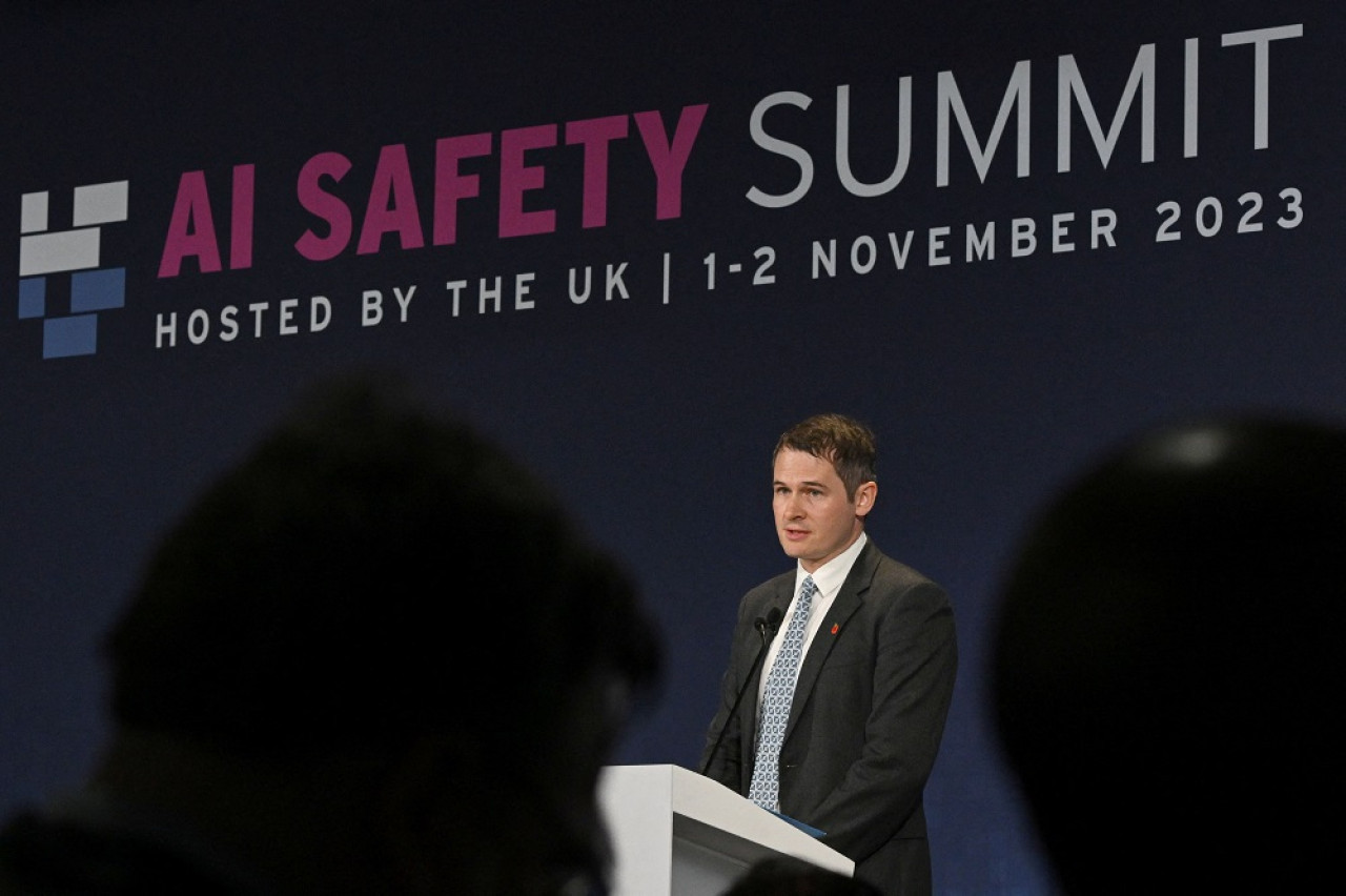 Ian Hogarth, presidente del grupo de trabajo sobre inteligencia artificial en las fronteras del Reino Unido, durante su discurso. Foto: Reuters.