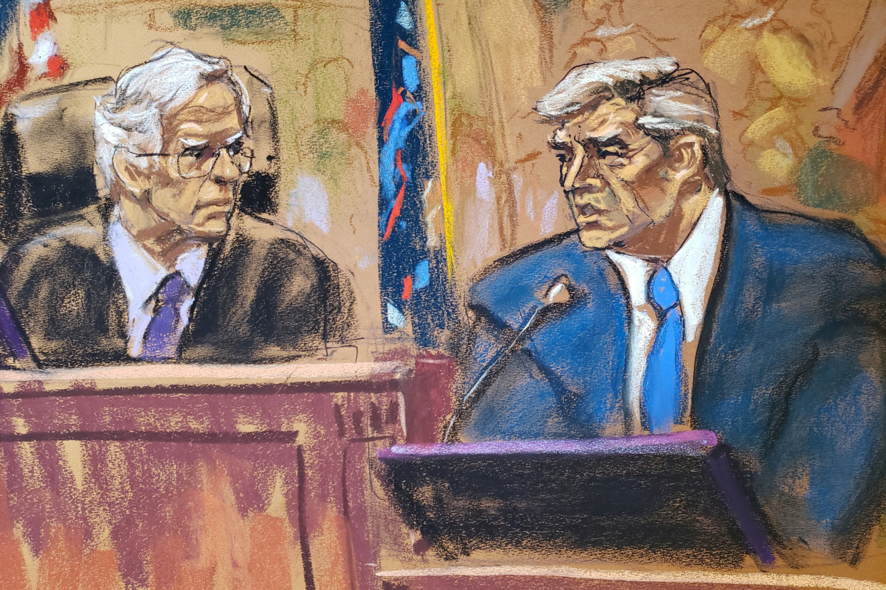 Representación de Arthur Engoron y Donald Trump en pleno juicio. Foto: Reuters