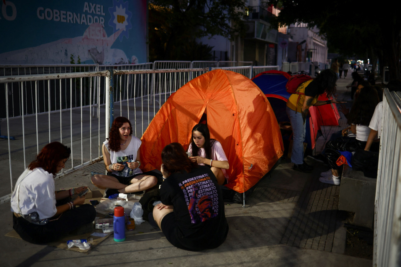 Las fans de Taylor Swift acampando en el estadio River. Foto: Reuters.