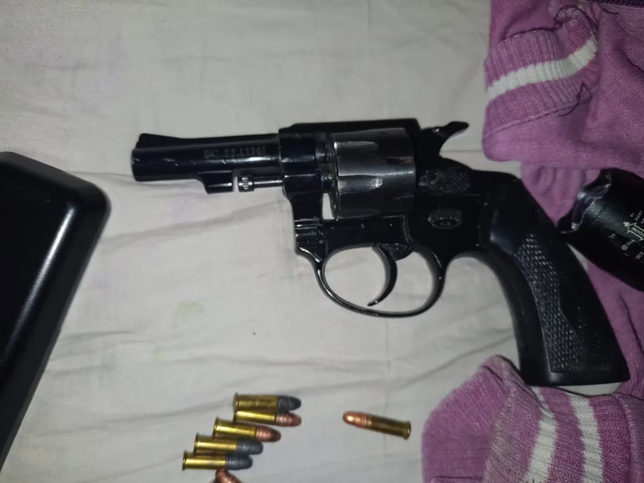 El arma calibre 22 que el nombre utilizó para matar a su papá. Foto: Policía Bonaerense