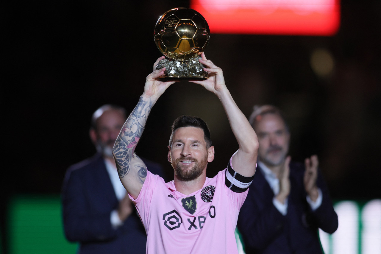 Lionel Messi presenta su octavo Balón de Oro. Foto: Reuters