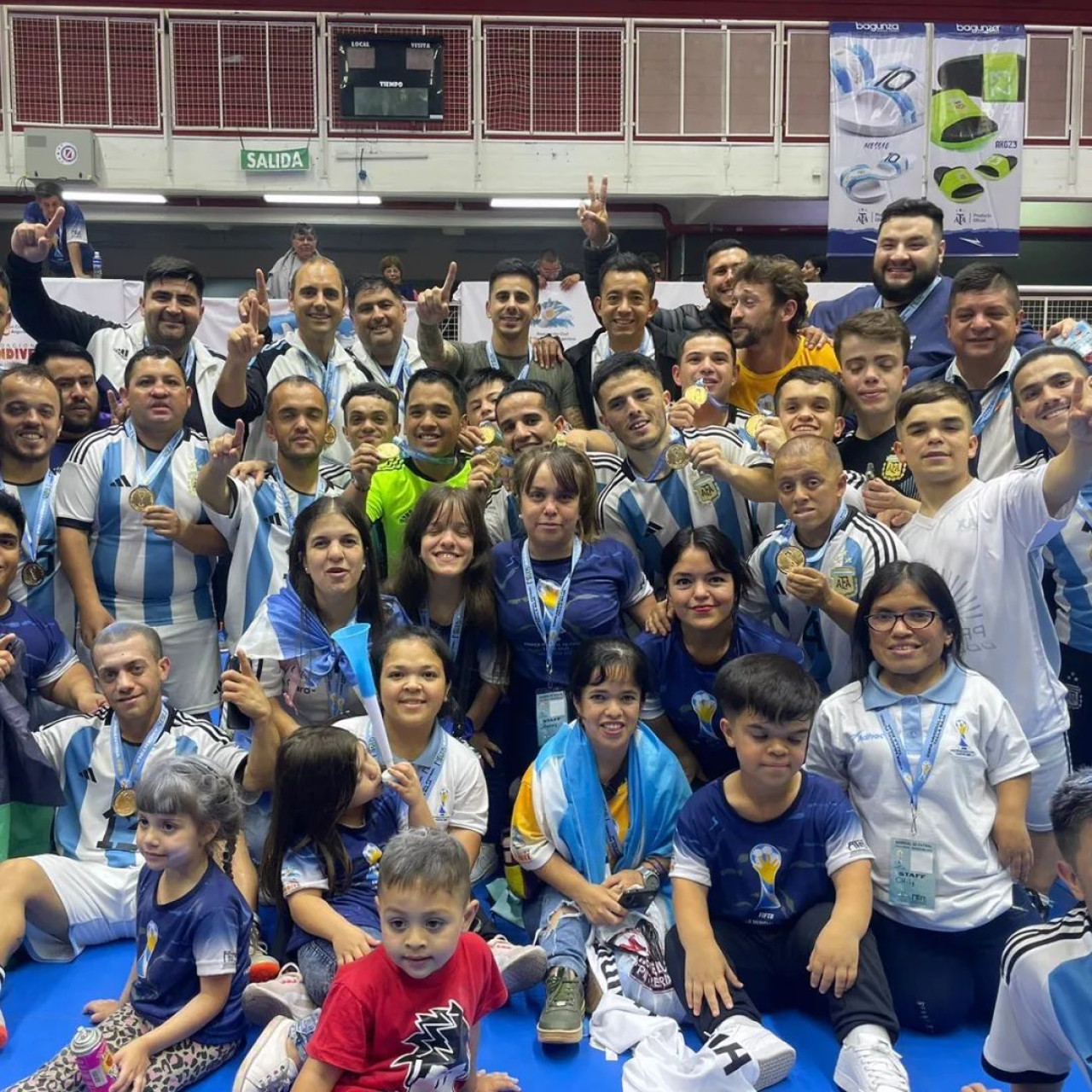 El plantel de la Selección Argentina de Talla Baja y sus familias. Foto: Instagram.