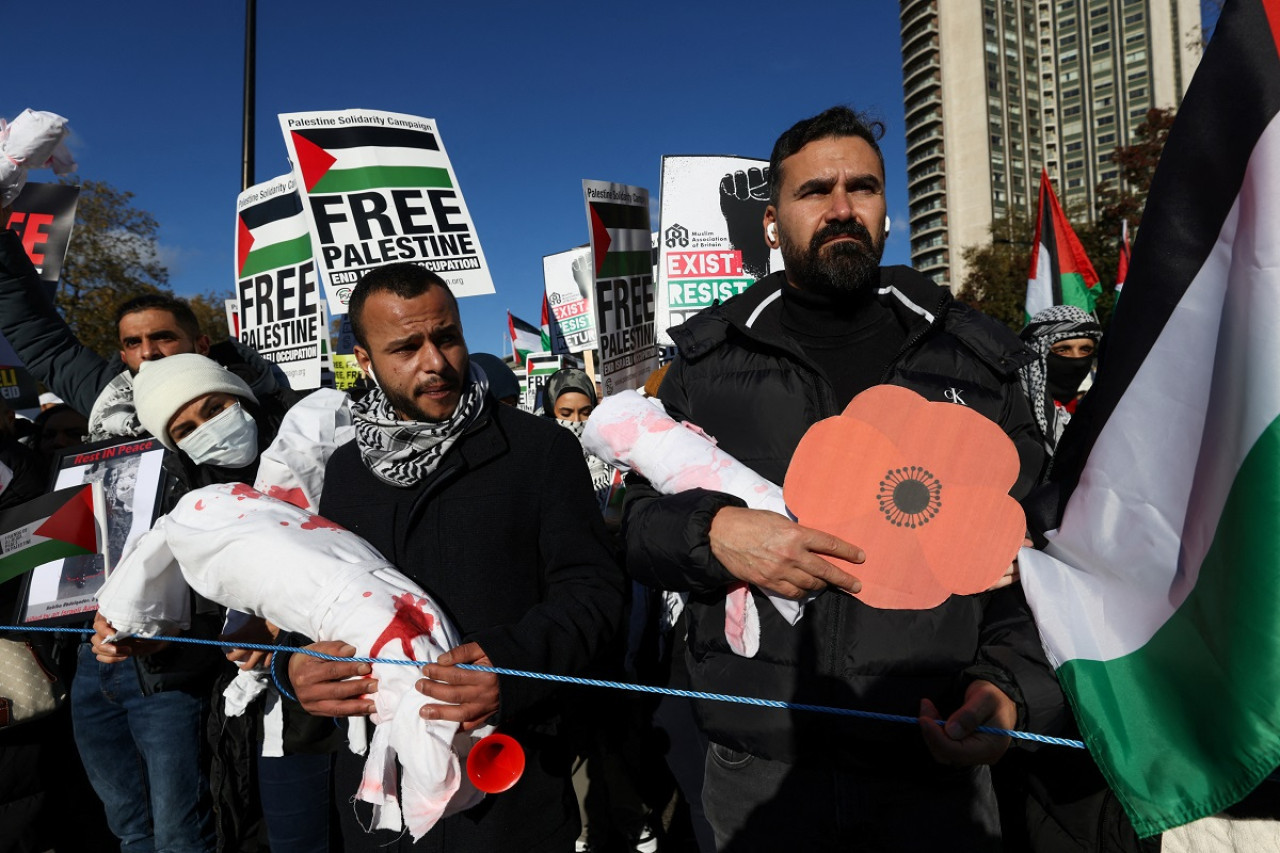 Los manifestantes pacíficos que apoyaron a Palestina. Foto: Reuters.