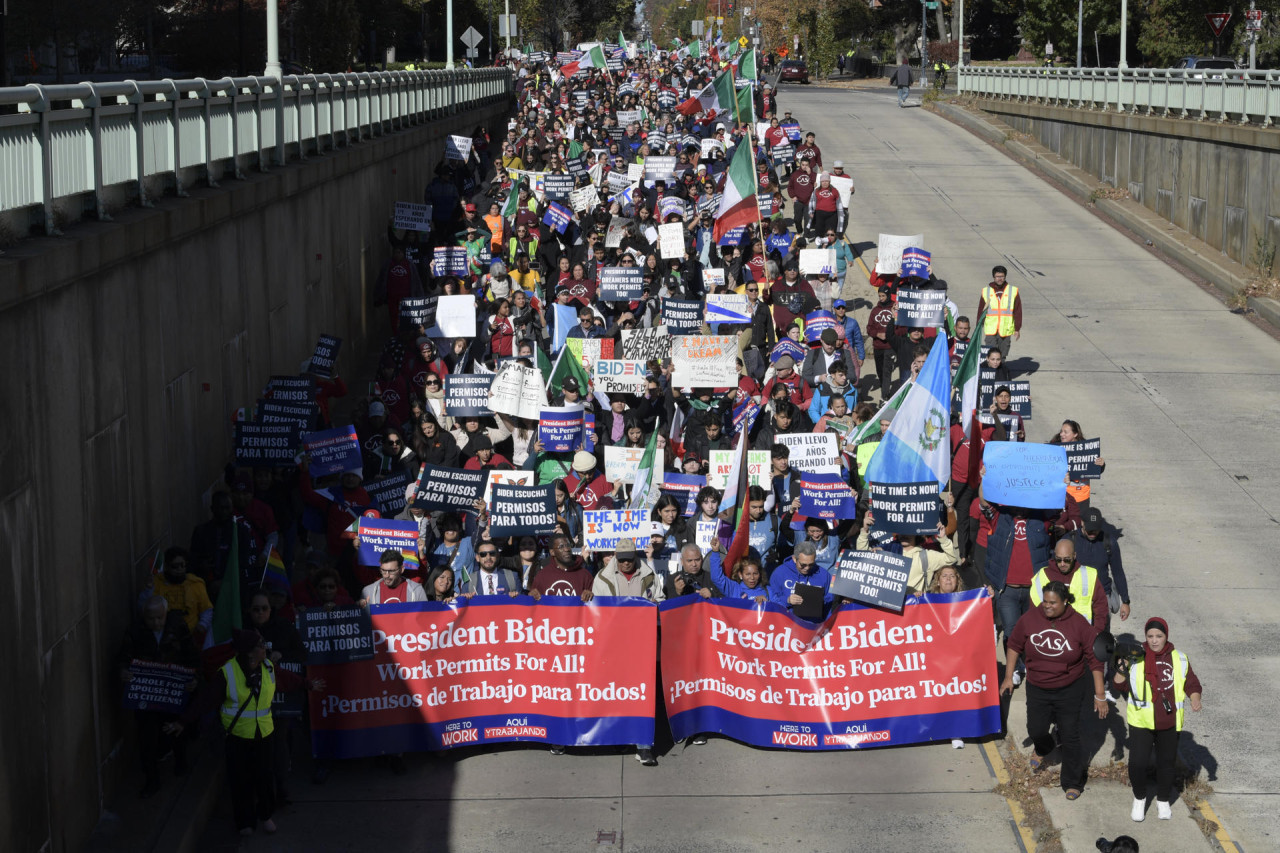Cientos de inmigrantes y activistas marchan hacia la Casa Blanca. Foto EFE.