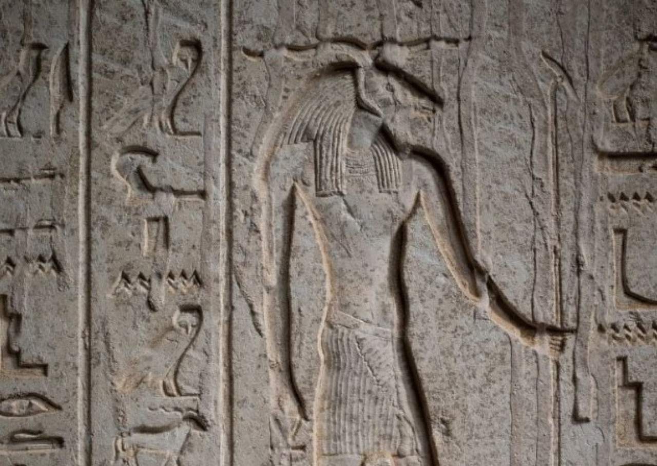 La figura de un dios en el sarcófago Foto: Instituto Checo de Egiptología de la Universidad Carolina de Praga