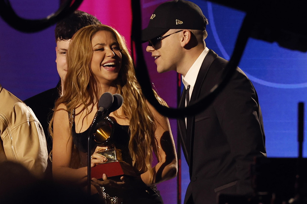 Shakira y Bizarrap, durante su actuación en la gala anual de los Latin Grammy celebrada en Sevilla. EFE/Julio Muñoz