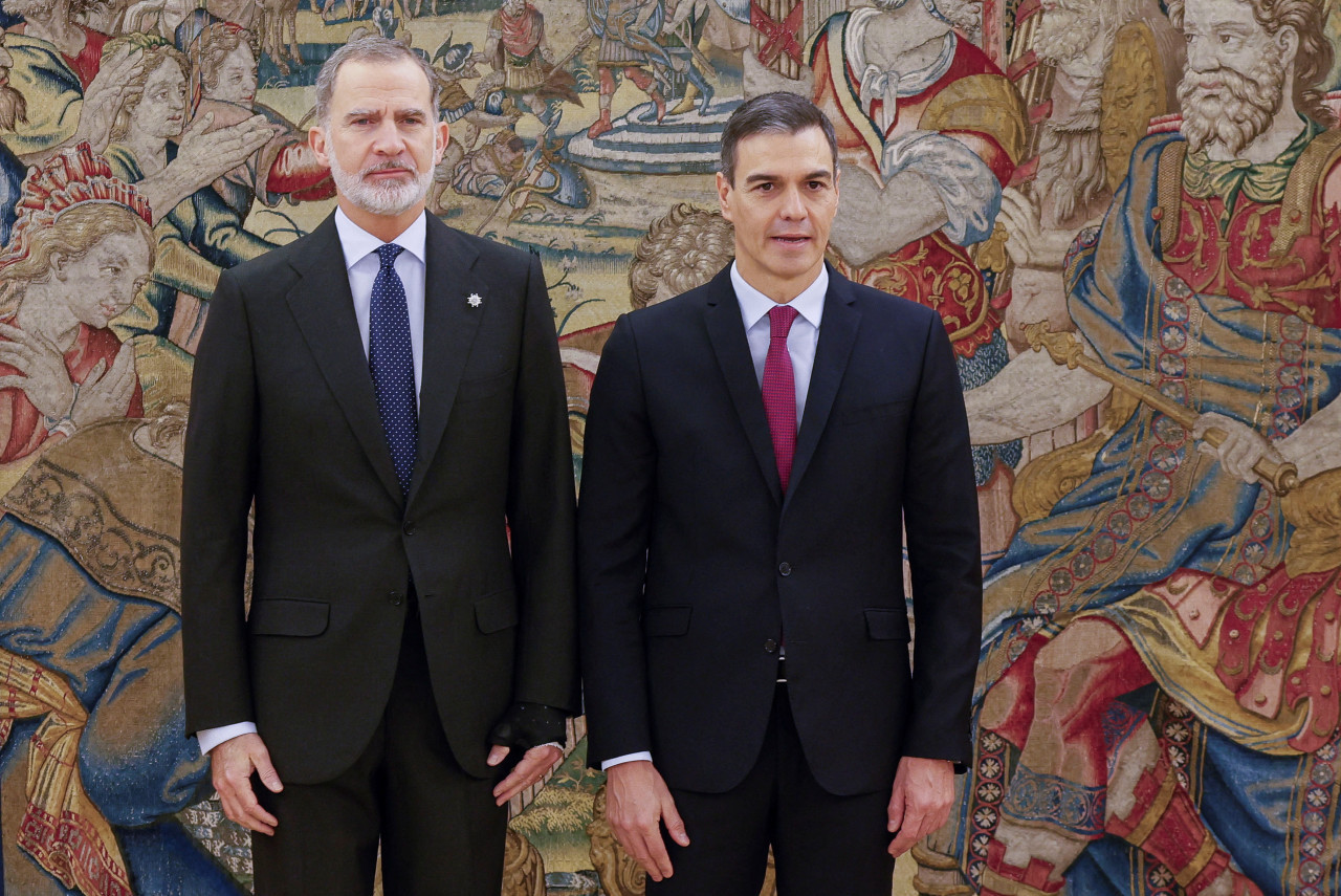Jura de Pedro Sánchez ante el Rey Felipe VI de España. Foto: REUTERS.