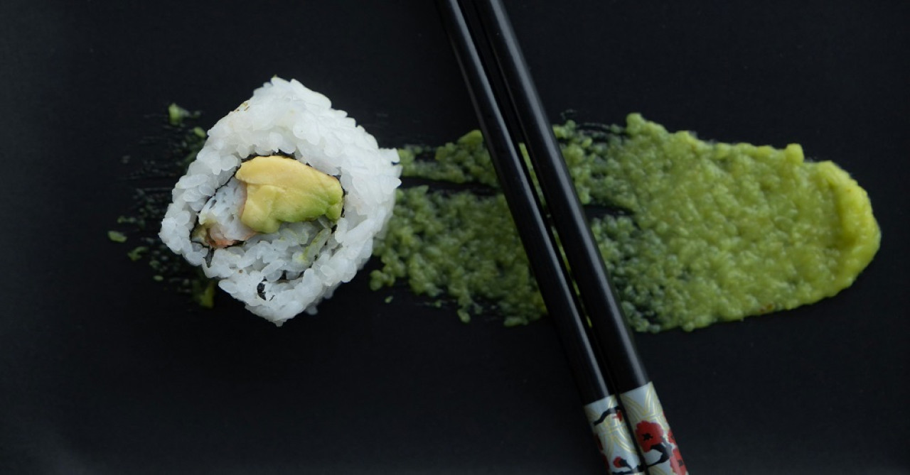 El wasabi, en forma de una pasta picante, suele acompañar las piezas de sushi. Foto: Unsplash