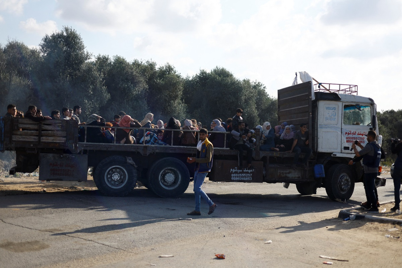 Un camión repleto de desplazados abandona Gaza. Foto: Reuters.