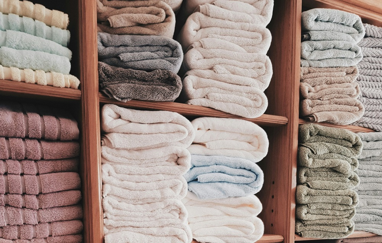 Lavar las toallas y sábanas de manera adecuada puede ser rápido y barato. Foto: Unsplash.