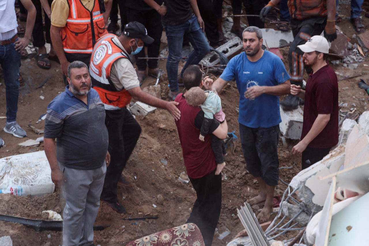 Palestinos encuentran un niño en los escombros luego de un bombardeo a una estructura residencial en Gaza. Reuters.