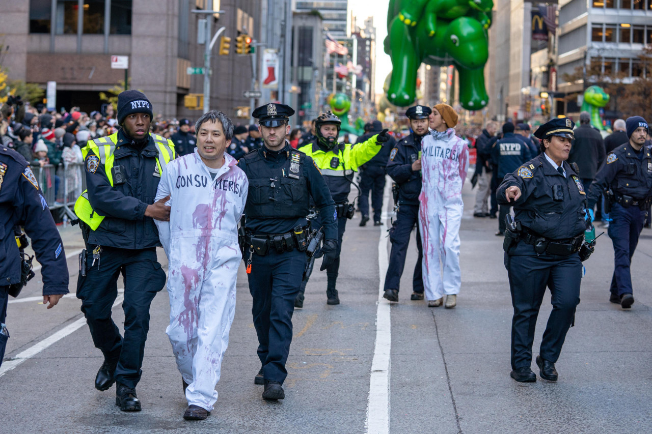Protestas en el desfile del Día de Acción de Gracias. Foto: EFE