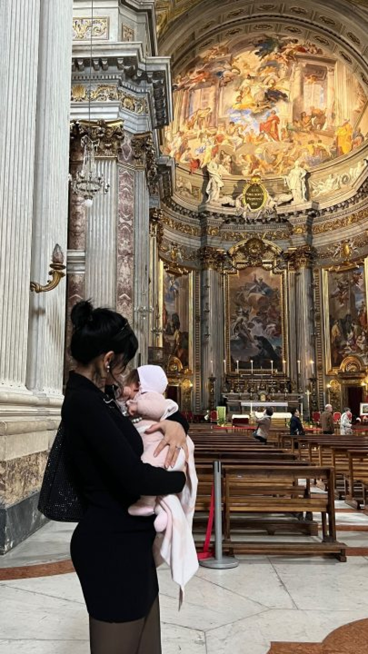 Cazzu con su hija en el Vaticano. Foto: Instagram.