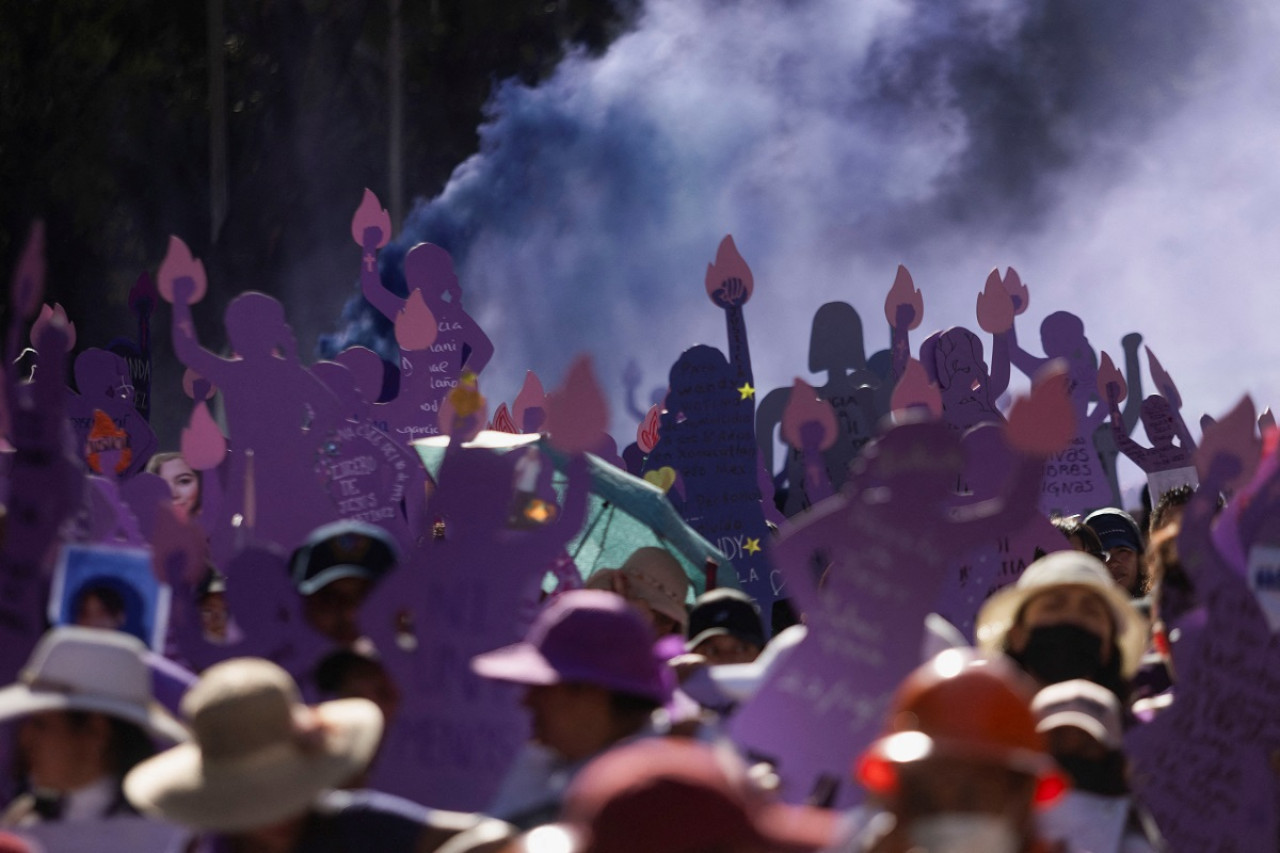 El color violeta dijo presente en el Día Internacional de la Eliminación de la Violencia contra la Mujer en México. Foto: Reuters.