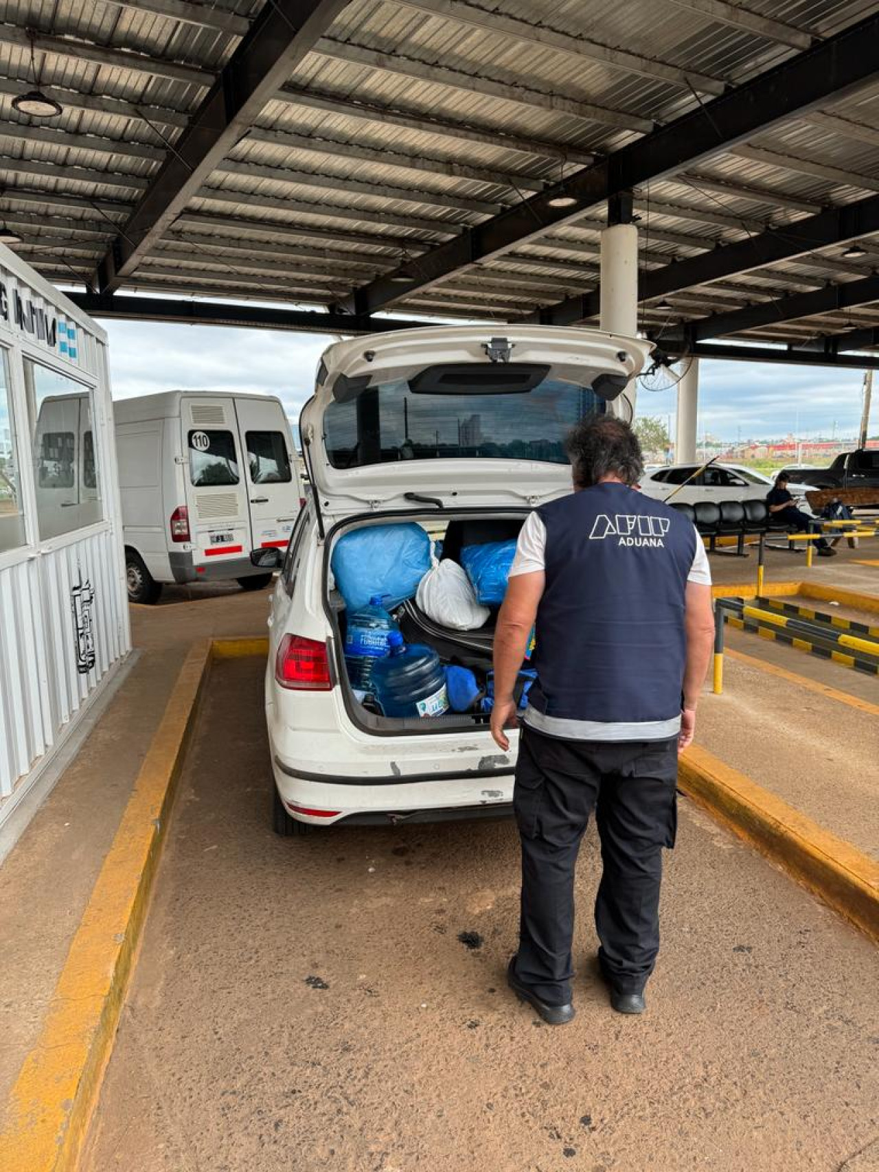 Agentes especializados de la Aduana secuestraron 30 litros de ketamina en el Paso Fronterizo Posadas-Encarnación.