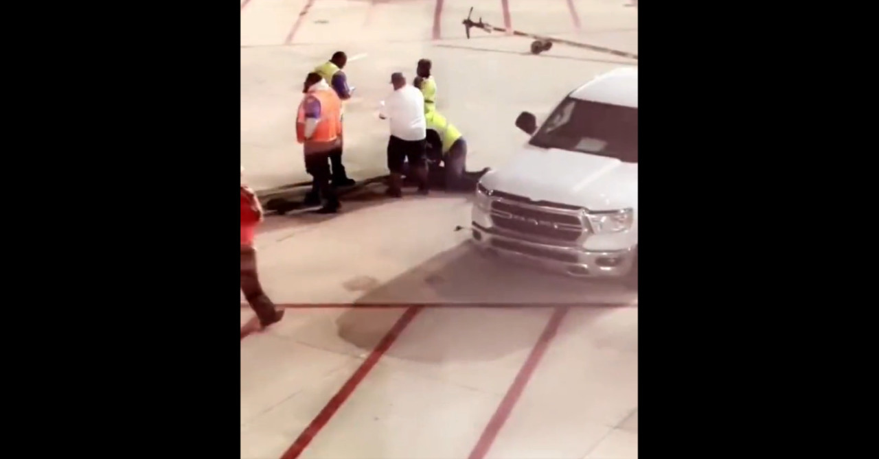 Agentes retuvieron a un hombre abrió la puerta de emergencia y subió al ala de la aeronave. Foto: Captura de video.