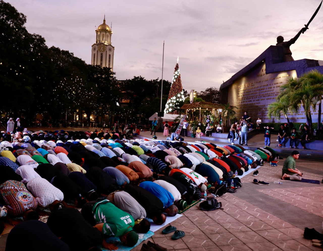Musulmanes rezan en solidaridad con las víctimas del aentado en Filipinas. Foto: EFE.