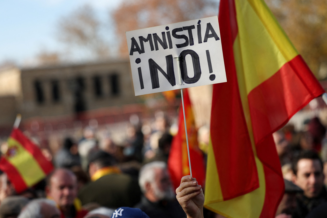 Más de 8 mil personas se manifestaron en las calles de Madrid contra la amnistía a independentistas. Reuters