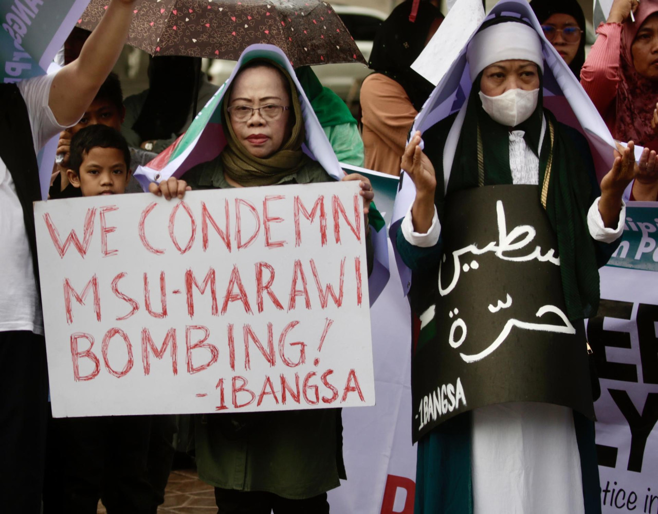 Ciudadanos filipinos tras el atentado del Estado Islámico. Foto: EFE.