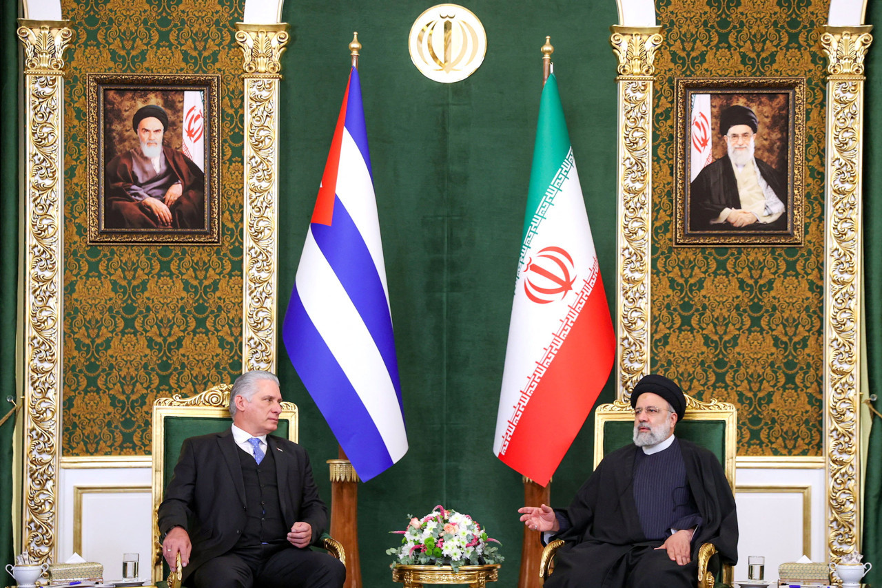 Díaz-Canel con Raisí, cumbre Irán-Cuba. Foto: Reuters.