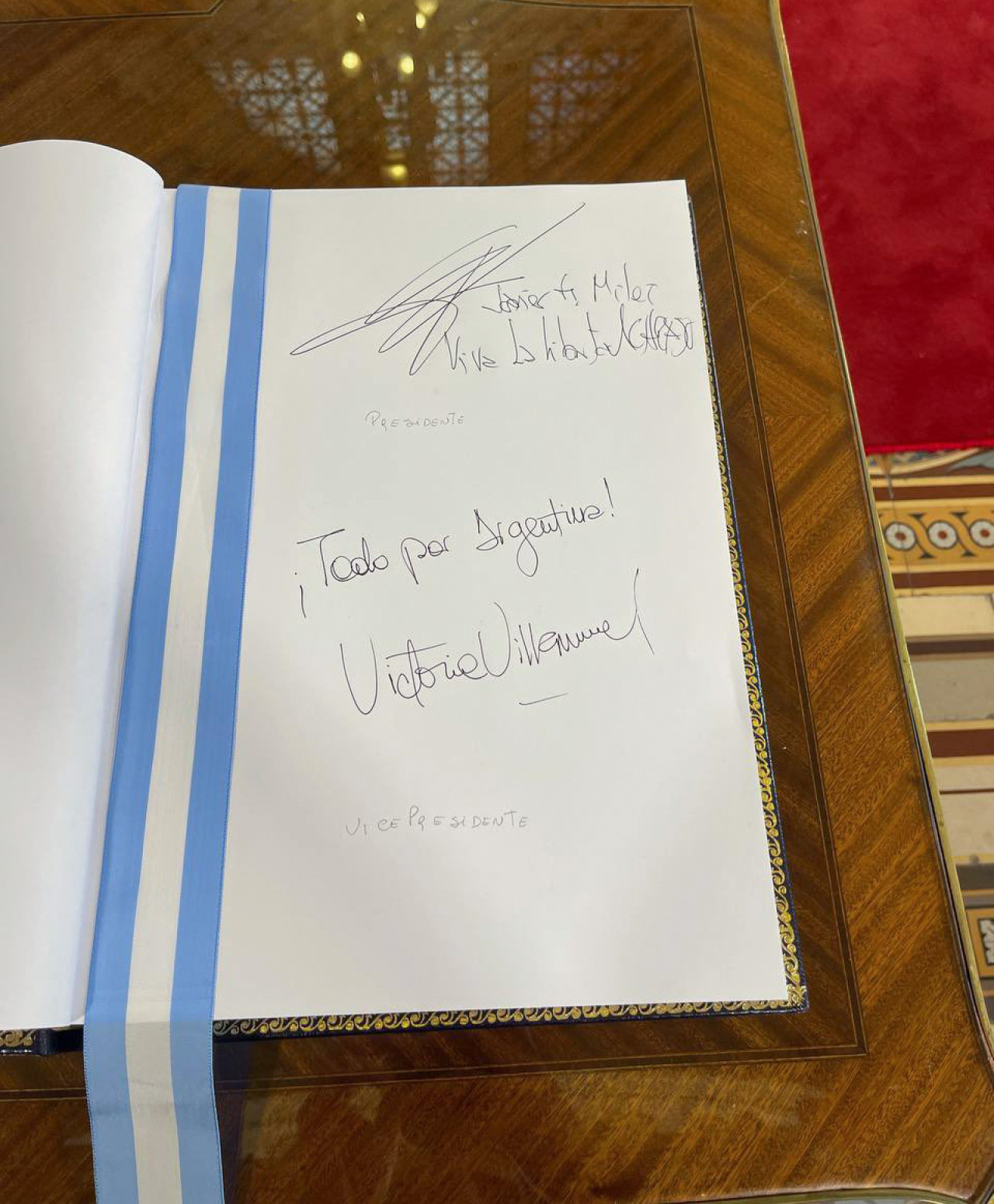 Milei y Villarruel firman los Libros de Honor del Honorable Senado de la Nación y de la Cámara de Diputados de la Nación. Foto: NA.