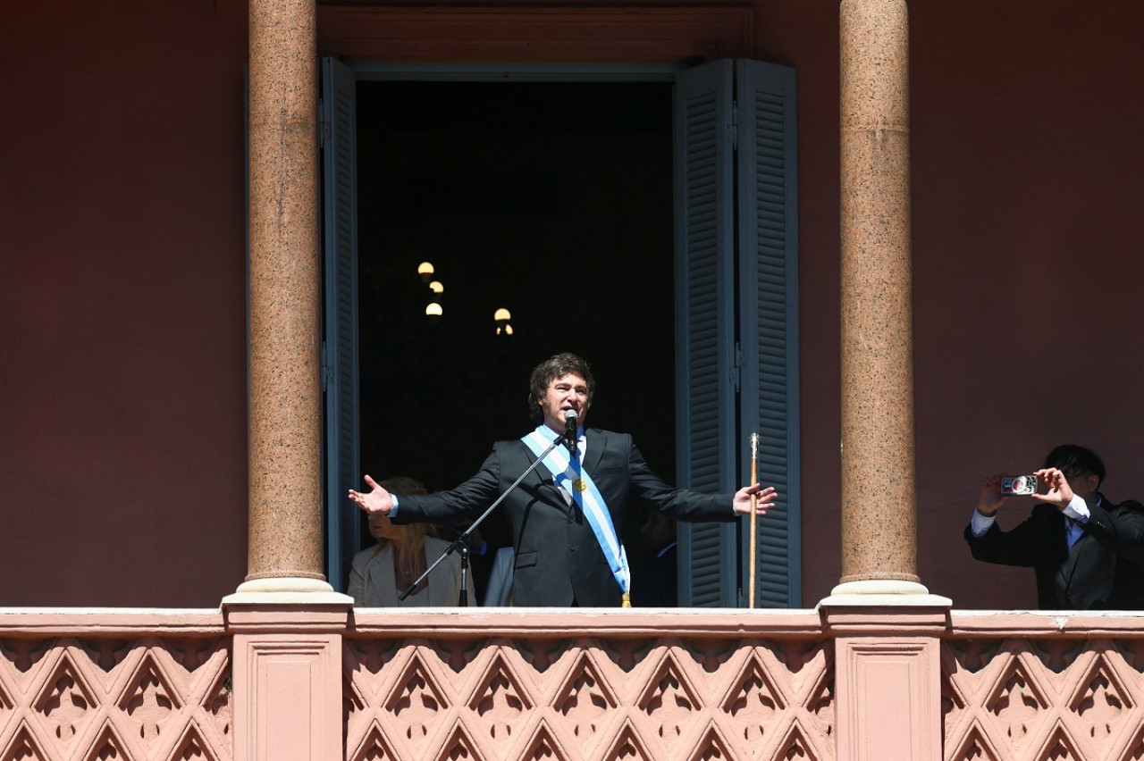 Javier Milei en el balcón de la Casa Rosada. Foto: Reuters