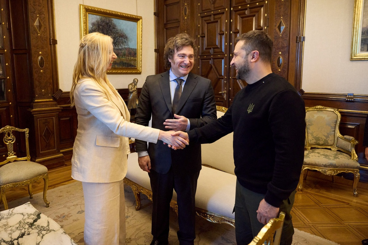 El saludo entre Karina Milei y Volodimir Zelenski. Foto: Reuters.