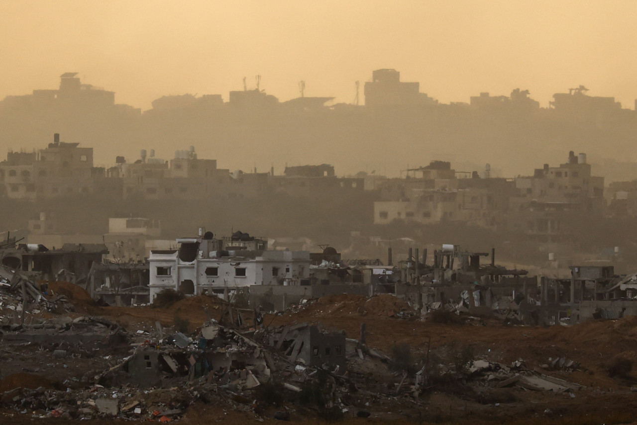 Edificios en ruinas en Gaza , visto desde el sur de Israel. Reuters