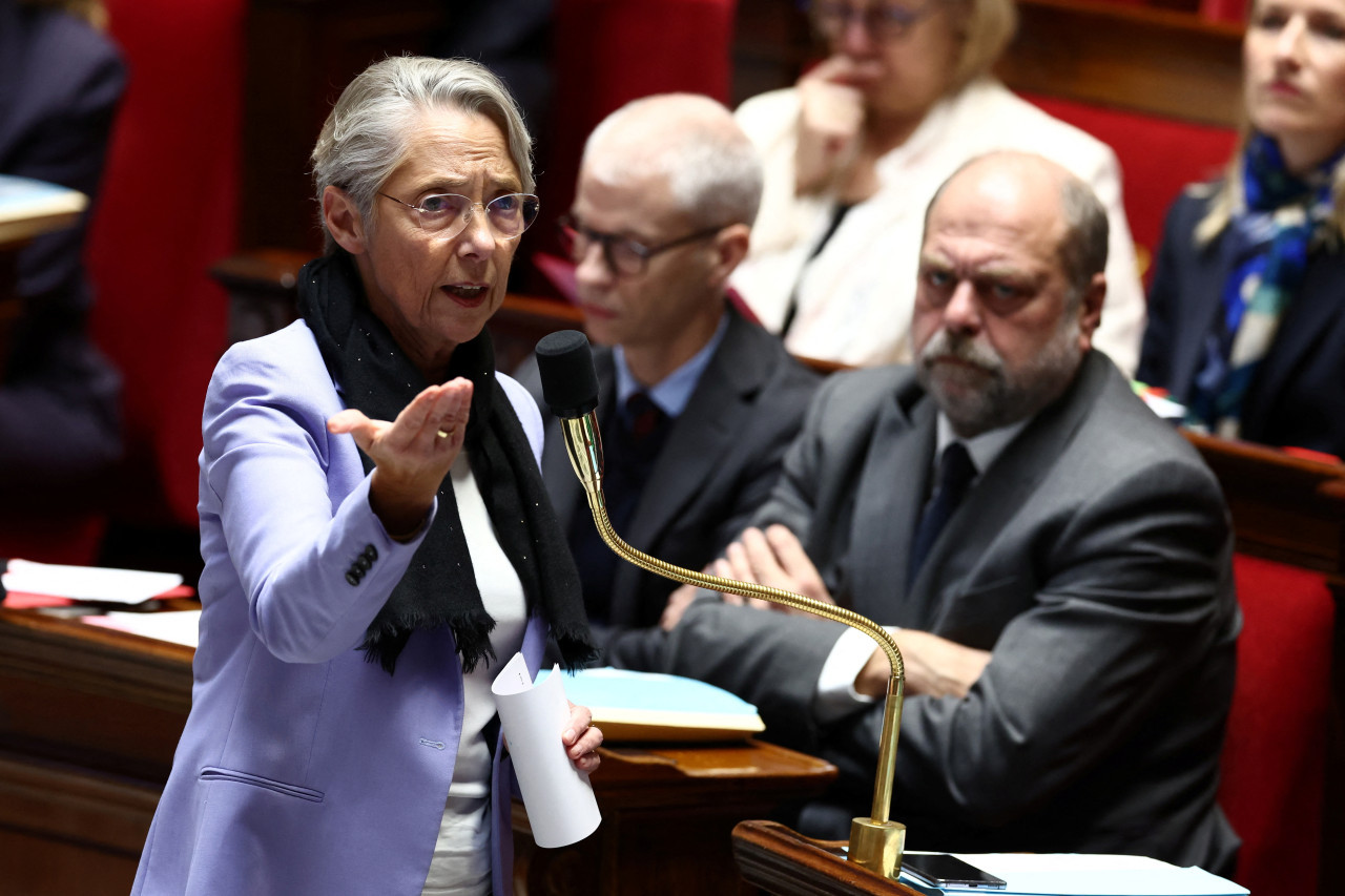 Elisabeth Borne habla durante las preguntas a la sesión gubernamental en la Asamblea Nacional en París. Reuters